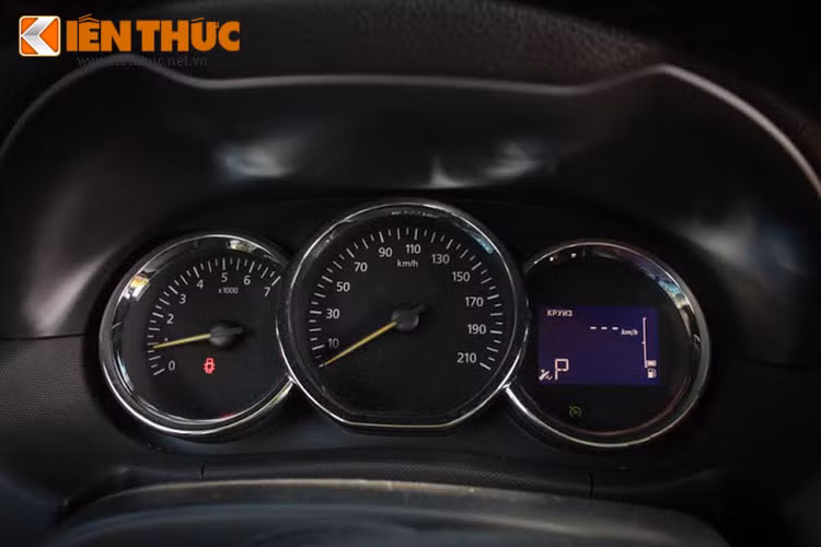 Các tính năng an toàn và hỗ trợ off-road trên Renault Duster gồm hệ thống hỗ trợ khởi hành ngang dốc (HSA), hệ thống cân bằng điện tử (ESP), hệ thống phân phối lực phanh điện tử (EBD), hệ thống chống bó cứng phanh (ABS), cảm biến lùi, túi khí dành cho ghế trước và sau, kiểm soát hành trình và hạn chế tốc độ.