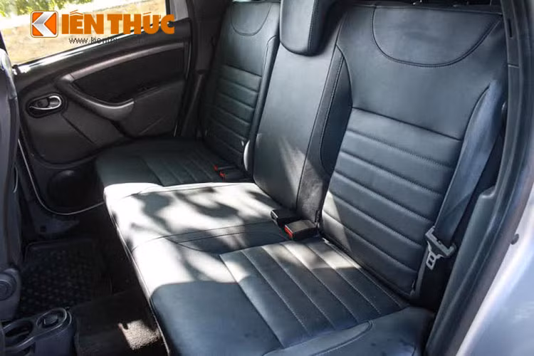 Với chiều dài cơ sở lớn, Duster có được không gian tương đối rộng rãi cho hành khách ngồi sau. Ngoài ra, dung tích khoang hành lý 450 lít sẽ có thể mở rộng hơn để chứa đồ khi gập hàng ghế sau lại để có 1.636 lít.