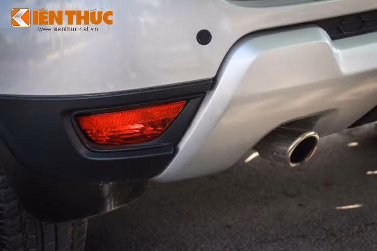 Bên cạnh đó, Renault Duster có khoảng sáng gầm xe 210mm và bộ lốp cỡ lớn. Kết hợp với góc tới/góc thoát lớn (30 độ và 35 độ), mẫu xe này mang đến khả năng vận hành linh hoạt trong điều kiện giao thông Việt Nam.