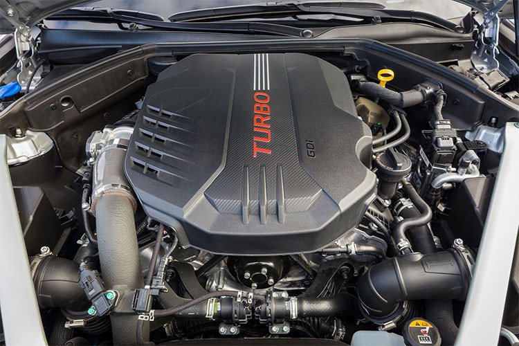 Tiếp tới là bản G70 Advanced 3.3T với thiết kế tương tự G70 Elite 2.0T, chỉ khác về trang thiết bị. Xe được bổ sung hệ thống treo thể thao, phanh Brembo và hệ thống xả kép. Bản G70 Elite 3.3T thêm cảm biến gạt mưa, cảm biến đỗ xe và cửa sổ trời. Model cũng được trang bị sạc không dây cho smartphone và tính năng trợ giúp đèn cos...