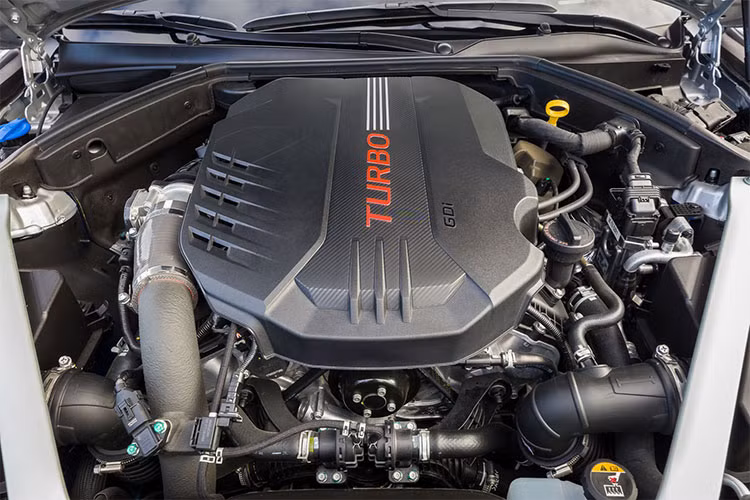 Tiếp tới là bản G70 Advanced 3.3T với thiết kế tương tự G70 Elite 2.0T, chỉ khác về trang thiết bị. Xe được bổ sung hệ thống treo thể thao, phanh Brembo và hệ thống xả kép. Bản G70 Elite 3.3T thêm cảm biến gạt mưa, cảm biến đỗ xe và cửa sổ trời. Model cũng được trang bị sạc không dây cho smartphone và tính năng trợ giúp đèn cos...