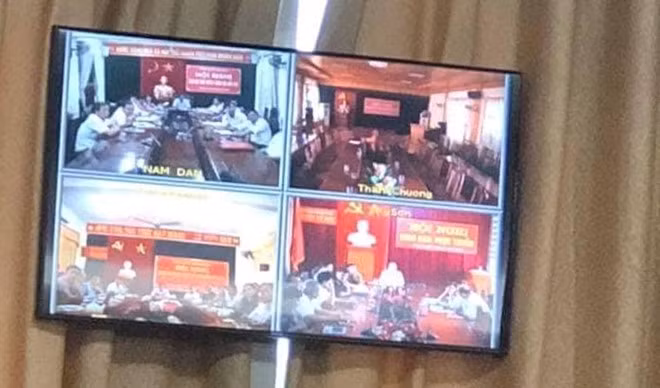 Chủ tịch tỉnh Nghệ An đang phát biểu thì các cán bộ huyện Thanh Chương đã rời phòng làm việc. Ảnh: Chụp màn hình.