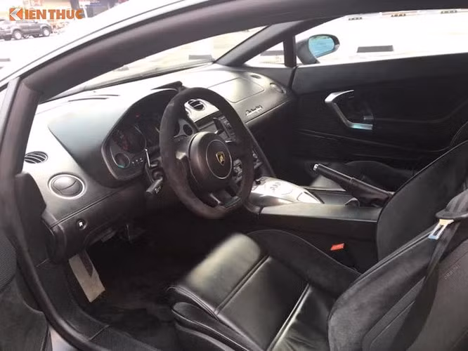 Ra đời từ cách đây gần 10 năm, nhưng Gallardo SE vẫn có sẵn hệ thống thông tin giải trí với màn hình màu, được trang bị kèm theo camera lùi phía sau. Bên dưới hệ thống thông tin giải trí của xe là hàng nút bấm để kích hoạt các chức năng khác nhau như đèn chiếu sáng, hệ thống ổn định điện tử, mở nắp xăng...