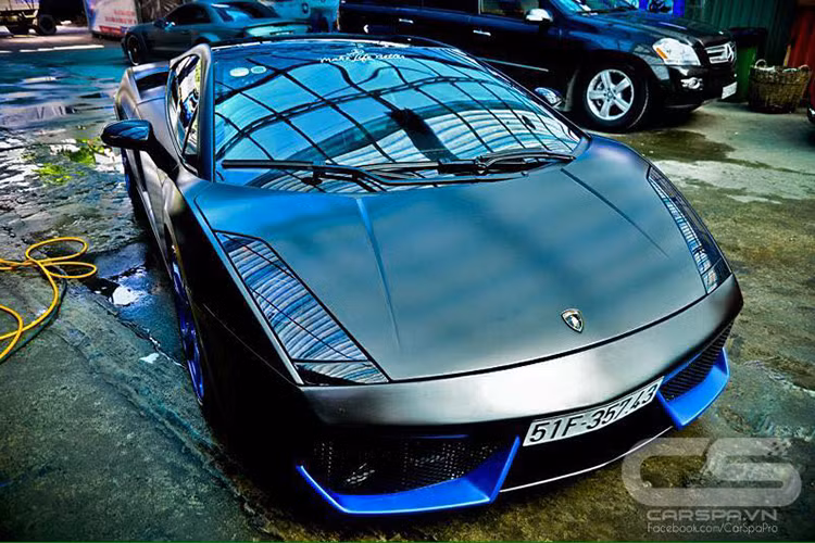 Theo giới choei xe, đây là chiếc Lamborghini Gallardo SE trình làng cuối năm 2005 với một số thay đổi so với phiên bản tiêu chuẩn. Gallardo SE là một trong những chiếc Lamborghini đầu tiên xuất hiện tại Việt Nam về nước từ 2007. Xe mang số hiệu 249 trên tổng số 250 xe được sản xuất.