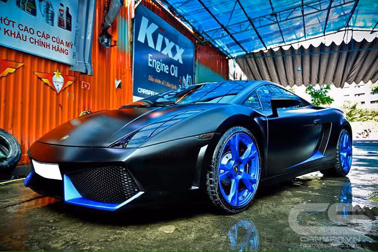 Sau khi dán decal đen mờ một thời gian, siêu xe Lamborghini Gallardo SE độc nhất Việt Nam đang cư ngụ tại TP HCM được chủ xe sơn đổi hẳn sang màu sơn đen mờ và tút lại cặp giò với những đường nét hoàn toàn mới mag đậm phong cách của những chiếc siêu xe "hàng thửa".
