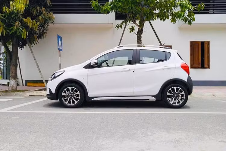 Về thiết kế, VinFast Fadil 2019 mới có chiều dài, rộng, cao lần lượt là 3.676mm, 1.632mm và 1.495mm trong khi chiều dài cơ sở đạt mức 2.38 mm. Với kích thước này, xe có vóc dáng tương đối trung bình trong phân khúc khi có chiều dài ngắn hơn, bề ngang bé hơn so với "đối thủ" Hyundai Grand i10 nhưng lại dài, rộng hơn Toyota Wigo.