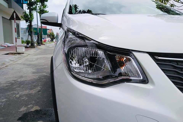 Nằm ở chính giữa trên mặt tản nhiệt chính là logo chữ V tượng trưng cho VinFast cùng 2 thanh crôm kéo dài sang 2 bên đến sát ngoài cùng lưới tản nhiệt. Thiết kế cụm đèn pha của xe chạy ngang mặt trước rồi vuốt về phía sau, hai hốc đèn sương mù có thiết kế tương đồng Opel Karl Rocks.