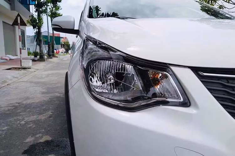 Nằm ở chính giữa trên mặt tản nhiệt chính là logo chữ V tượng trưng cho VinFast cùng 2 thanh crôm kéo dài sang 2 bên đến sát ngoài cùng lưới tản nhiệt. Thiết kế cụm đèn pha của xe chạy ngang mặt trước rồi vuốt về phía sau, hai hốc đèn sương mù có thiết kế tương đồng Opel Karl Rocks.