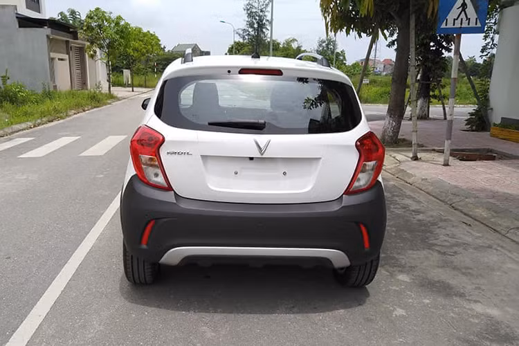 Hai bên thân xe với những đường ốp vuốt lên tương tự như nhiều mẫu xe hạng A của Hàn Quốc đang bán ra tại Việt Nam. Phần đuôi xe với cửa cốp khá nhỏ nhưng cụm đèn hậu lại có thiết kế lớn hơn. Cản va sau ốp màu bạc vuốt lên khá cao và đồng thời, đèn phanh đặt trên cánh gió sau...