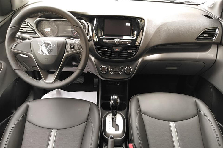 Ở bên trong, không gian nội thất của VinFast Fadil được bố trí hai hàng ghế. Ghế ngồi, vô lăng trên bản Fadil cao cấp được bọc da tích hợp nút điều chỉnh âm thanh. Hai ghế trước của Fadil đều chỉnh cơ. 