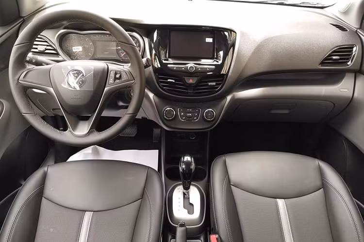 Ở bên trong, không gian nội thất của VinFast Fadil được bố trí hai hàng ghế. Ghế ngồi, vô lăng trên bản Fadil cao cấp được bọc da tích hợp nút điều chỉnh âm thanh. Hai ghế trước của Fadil đều chỉnh cơ. 