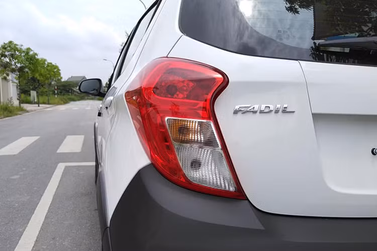 Cụm đèn hậu của xe dạng LED trong khi bản tiêu chuẩn sử dụng đèn Halogen. Gương chiếu hậu trên cả hai phiên bản Vinfast Fadil tại thị trường Việt Nam đều là chỉnh điện, hoặc gập điện tích hợp đèn báo rẽ.