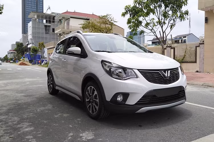 Mẫu xe giá rẻ Vinfast Fadil được sản xuất tại nhà máy nằm trong khu công nghiệp Đình Vũ, Cát Hải, Hải Phòng dựa trên nền tảng công nghệ được nhượng quyền từ tập đoàn GM. Mẫu xe hạng A mới này ở hữu nhiều đường nét thiết kế tương tự mẫu Karl Rock được thương hiệu Opel (thuộc tập đoàn GM) phân phối tại thị trường châu Âu.