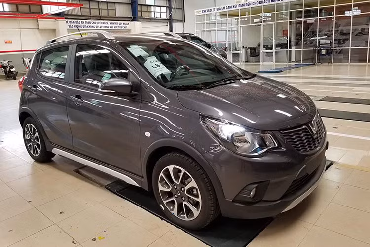 VinFast Fadil không có phiên bản số sàn (MT) như nhiều người mong đợi. Hiện tại giá xe VinFast Fadil bán ra tại Việt Nam vẫn đang được nhà sản xuất hỗ trợ, cụ thể là 395 triệu đồng (bản tiêu chuẩn - chưa VAT). Theo lộ trình điều chỉnh giá của hãng xe Việt, giá niêm yết của Fadil sẽ quay về mức 465 triệu đồng (chưa VAT) ban đầu từ ngày 1/9 tới đây.