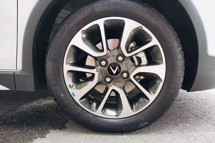 Fadil được trang bị bộ mâm hợp kim 5 chấu kép phối 2 tông màu với kích thước 15 inch khá đẹp mắt và thể thao hơn so với một số đối thủ cùng phân khúc hiện nay. Nằm ở chính giữa la-zăng là logo chữ V - VinFast.