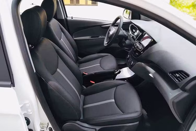 Ngoài ra, phiên bản cao cấp của xe sẽ được trang bị đèn pha cùng đèn hậu hoàn toàn bằng LED hiện đại trong khi đó bản tiêu chuẩn vẫn chỉ sử dụng bóng halogen. Bên cạnh đó, trên phiên bản cao cấp xe còn được trang bị cảnh báo chống trộm và khóa cửa tự động khi di chuyển.