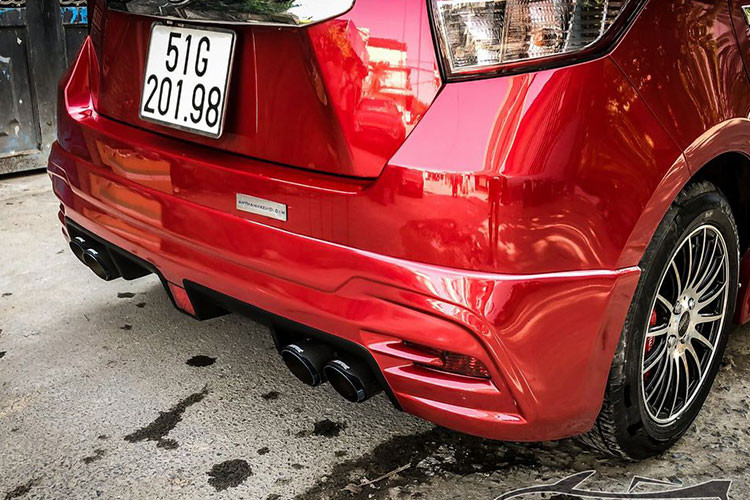 Toyota Yaris nguyên bản sử dụng động cơ 2NR-FE 1.5 dùng hệ thống điều phối van biến thiên thông minh kép Dual VVT-i, hộp số vô cấp CVT, công suất 107 mã lực tại 6.000 vòng/phút và mô-men xoắn cực đại 140 Nm tại 4.200 vòng/phút. Trong khi đó, phiên bản cũ chỉ có công suất 84 mã lực và mô-men xoắn cực đại 121 Nm.