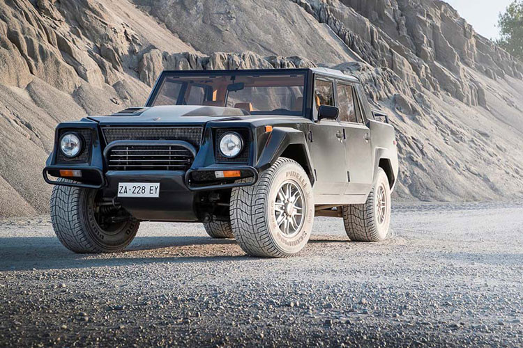 "Chúng tôi đang cân nhắc đến việc phát triển một mẫu SUV mới với vẻ ngoài thô kệch, bụi bặm như chiếc LM002 xưa. Mẫu xe mới sẽ mang đúng tinh thần của dòng xe ra đời cách đây 26 năm. Tức là nhấn mạnh vào yếu tố off-road, thám hiểm thay vì tốc độ như mẫu siêu xe Urus. Đúng như biệt danh Rambo Lambo của LM002". CEO Lamborghini - ông Stefano Domenicali cho biết.