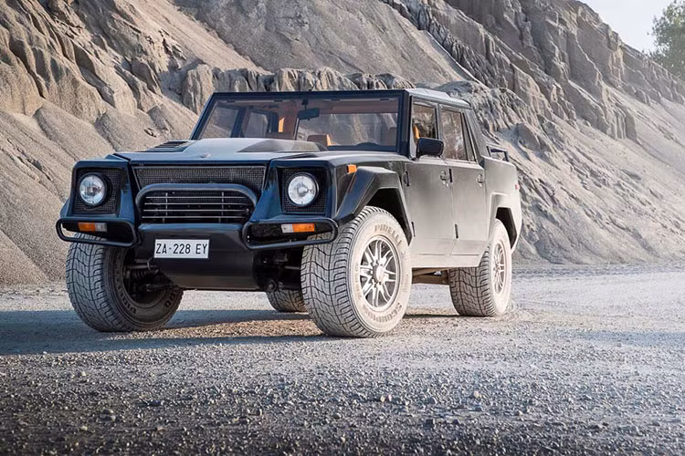 "Chúng tôi đang cân nhắc đến việc phát triển một mẫu SUV mới với vẻ ngoài thô kệch, bụi bặm như chiếc LM002 xưa. Mẫu xe mới sẽ mang đúng tinh thần của dòng xe ra đời cách đây 26 năm. Tức là nhấn mạnh vào yếu tố off-road, thám hiểm thay vì tốc độ như mẫu siêu xe Urus. Đúng như biệt danh Rambo Lambo của LM002". CEO Lamborghini - ông Stefano Domenicali cho biết.