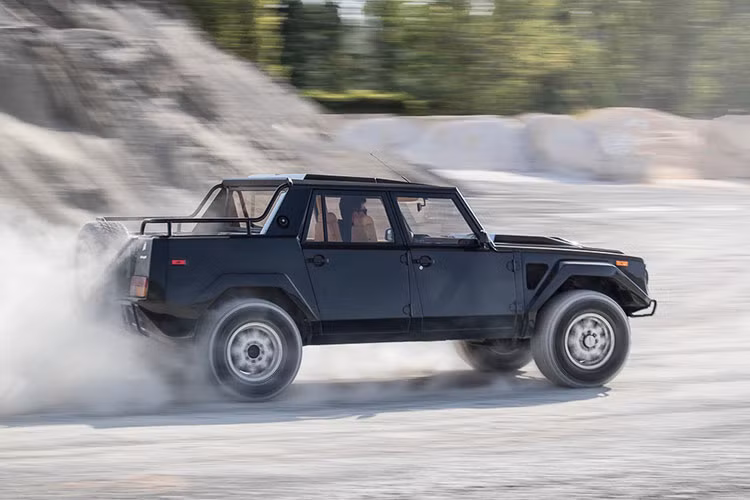 Dù hãng xe Ý nói rằng chiếc siêu SUV Lamborghini Urus được phát triển dựa trên dòng LM002 xưa thì người hâm mộ cũng khó tìm thấy điểm chung giữa 2 dòng xe này. Nhưng điều này sẽ thay đổi, bởi thế hệ mới của huyền thoại "Rambo Lambo" hứa hẹn sẽ tái xuất trong tương lai. 