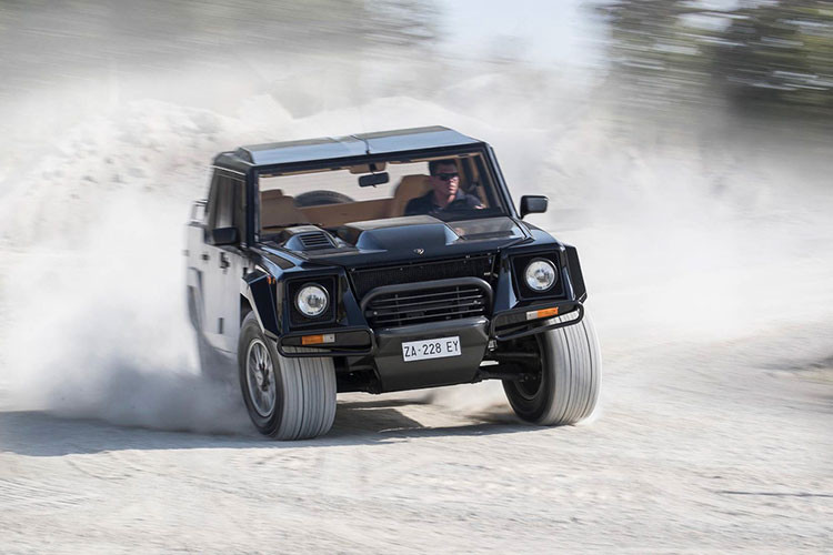 Lamborghini LM002 mang kiểu dáng thô, cơ bắp, đậm chất off-road. Trong một cuộc phỏng vấn của Motortrend hồi giữa tháng 3 vừa qua với CEO Lamborghini, ông Stefano Domenicali, cho biết hãng cân nhắc việc cho ra đời một chiếc SUV lấy cảm hứng từ LM002.