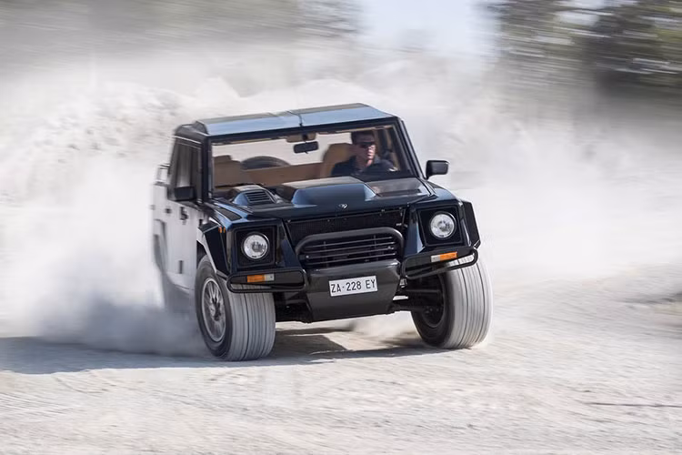 Lamborghini LM002 mang kiểu dáng thô, cơ bắp, đậm chất off-road. Trong một cuộc phỏng vấn của Motortrend hồi giữa tháng 3 vừa qua với CEO Lamborghini, ông Stefano Domenicali, cho biết hãng cân nhắc việc cho ra đời một chiếc SUV lấy cảm hứng từ LM002.