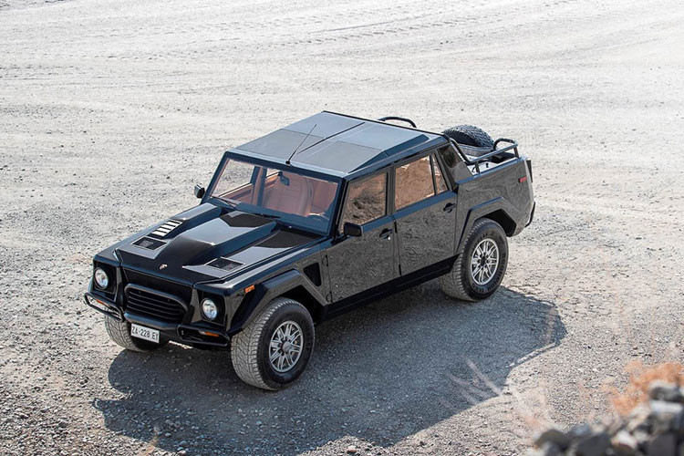 Nếu là một fan hâm mộ hãng "siêu bò" đến từ nước Ý, chắc hẳn bạn đã từng nghe đến mẫu xe SUV Lamborghini LM002. Đây là mẫu xe SUV nam tính, cứng cáp và có ngoại hình gần gũi với những chiếc Mercedes-Benz G-Class hay Hummer hiện nay.