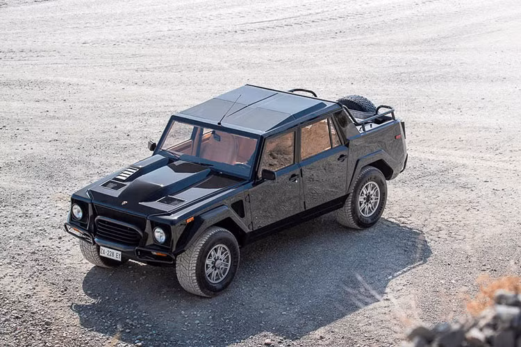 Nếu là một fan hâm mộ hãng "siêu bò" đến từ nước Ý, chắc hẳn bạn đã từng nghe đến mẫu xe SUV Lamborghini LM002. Đây là mẫu xe SUV nam tính, cứng cáp và có ngoại hình gần gũi với những chiếc Mercedes-Benz G-Class hay Hummer hiện nay.