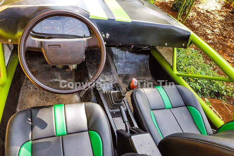 Các chi tiết được Văn Kim giữ lại trên chiếc Toyota Cressida chính là khung gầm xe, vô lăng, hộp số, bảng đồng hồ và tất nhiên là động cơ của xe. Ngoại hình chiếc xe Toyota Cressida do chàng trai trẻ đến từ Đắk Mil chế theo mẫu Exomotive Exocet có thiết kế đậm chất xe đua.