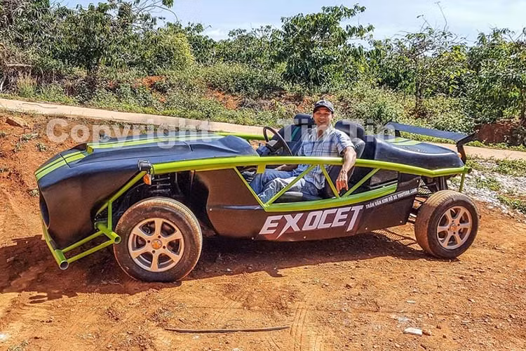 Dự án tiếp theo của Văn Kim đang ấp ủ hiện là mẫu siêu xe triệu đô mà giới nhà giàu Việt và các bạn trẻ đam mê xe thời gian vừa qua nhắc đến rất nhiều, Ferrari LaFerrari. Mẫu siêu xe hybrid của Ferrari rất khó về được Việt Nam nhưng Văn Kim khẳng định sẽ cho ra đời dự án chế xe này.