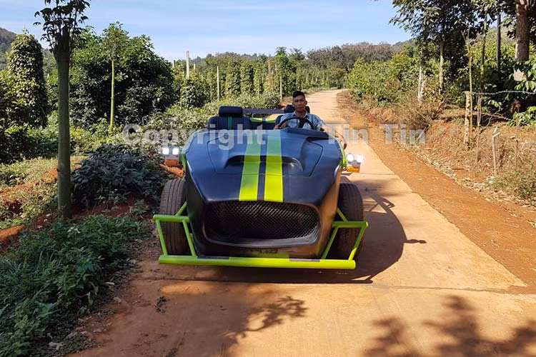 Bên trong khoang lái, Văn Kim bọc lại toàn bộ da mới cho hai ghế ngồi của chiếc xe Exomotive Exocet theo tông màu đen và sọc xanh lá. Chiếc xe đua Exoce vẫn giữ cố máy nguyên bản của Toyota Cressida với sức mạnh từ khối động cơ xăng loại 2.4L và hộp số sàn là 5 cấp.