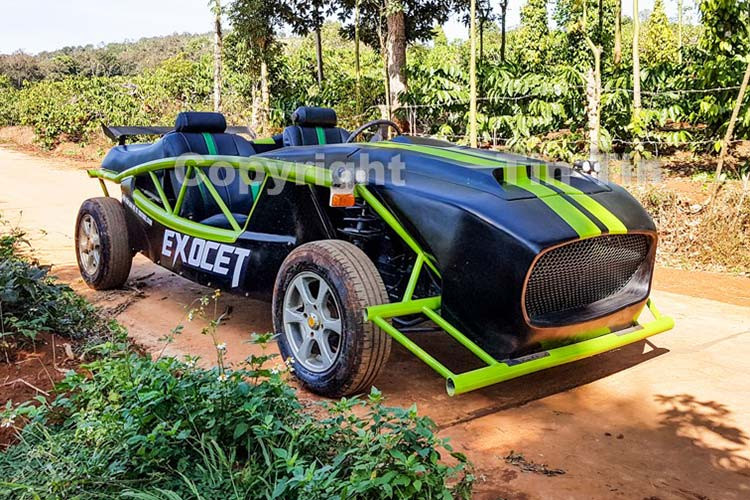 Theo Văn Kim thì ở bản độ chiếc Toyota Cressida lên dự án Exomotive Exocet cũng mất khá nhiều thời gian và công sức, chàng trai trẻ này đã dùng nhựa composite để lên dáng cho chuẩn, tiết kiệm thời gian và độ cứng tốt hơn những chiếc xe tự chế mà mình đã từng tạo ra trước đó.