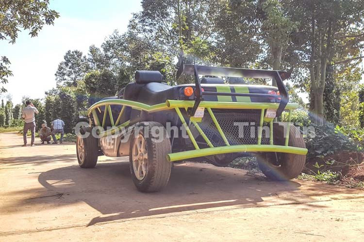 Dàn áo xe có màu đen nhám và để tạo điểm nhấn thợ Việt này đã trang trí thêm 2 sọc đề-can màu xanh lá ở nắp capô và đuôi sau. Còn phần khung xe lộ thiên được sơn màu xanh lá cây rất nổi bật. Đuôi xe được thực hiện đơn giản với bộ khung xe lộ thiên và phía trong là tấm lưới tổ ong lớn, kèm một cách gió. Các chi tiết khác được bổ sung như đèn hậu, đèn xi nhan... 