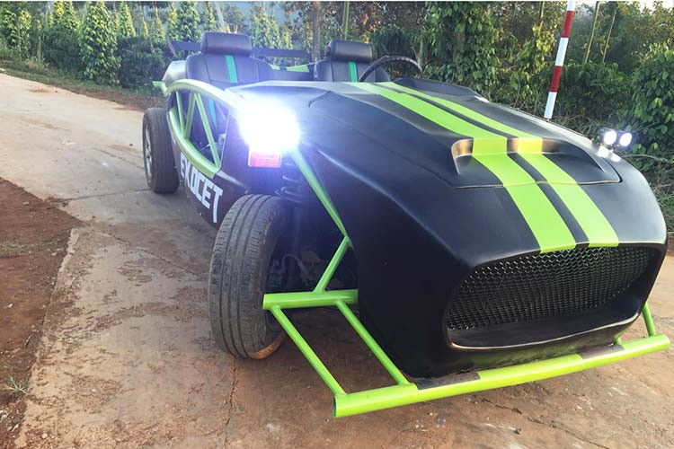 Văn Kim cho biết anh mất khoảng 4 tháng để tạo hình hoàn chỉnh cho bản độ Exomotive Exocet. Ban đầu chàng trai này bỏ ra số tiền khoảng 40 triệu đồng để mua chiếc xe Toyota Cressida hàng nát đã qua sử dụng. Sau đó, toàn bộ dàn áo và khung xe Toyota Cressida đều bị cắt bỏ để lên dáng cho giống với mẫu xe đua Exocet của hãng Exomotive.