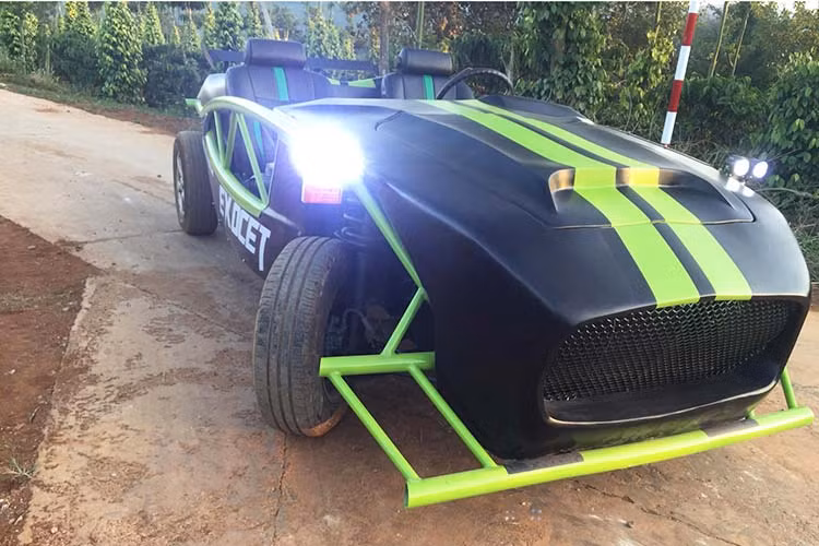 Văn Kim cho biết anh mất khoảng 4 tháng để tạo hình hoàn chỉnh cho bản độ Exomotive Exocet. Ban đầu chàng trai này bỏ ra số tiền khoảng 40 triệu đồng để mua chiếc xe Toyota Cressida hàng nát đã qua sử dụng. Sau đó, toàn bộ dàn áo và khung xe Toyota Cressida đều bị cắt bỏ để lên dáng cho giống với mẫu xe đua Exocet của hãng Exomotive.