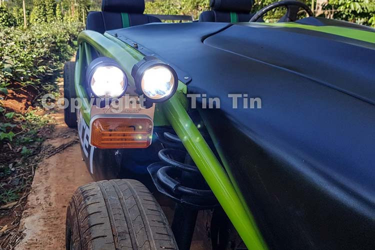 Phần đầu xe Toyota Cressida độ Exocet được tranmg bị dàn áo được đắp từ nhựa composite có thiết kế khá khoẻ khoắn, xe có bộ khung bảo vệ trước đầu xe và lưới tản nhiệt to bản hình tổ ong. Đặc điểm của những chiếc xe đua Exomotive Exocet chính là việc xe không có cửa. Thay vào đó, người lái phải trèo qua bộ khung để vào khoang lái.