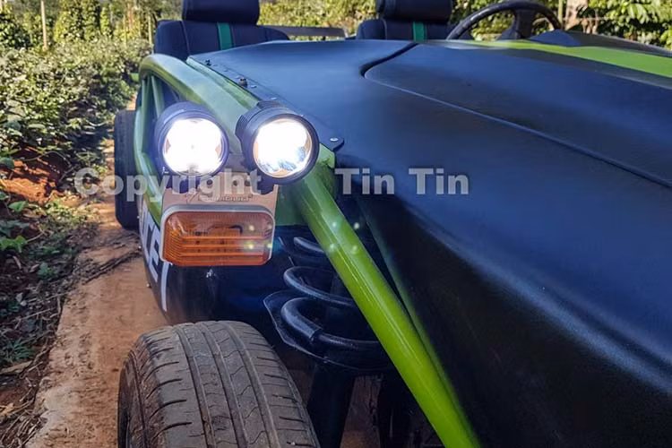 Phần đầu xe Toyota Cressida độ Exocet được tranmg bị dàn áo được đắp từ nhựa composite có thiết kế khá khoẻ khoắn, xe có bộ khung bảo vệ trước đầu xe và lưới tản nhiệt to bản hình tổ ong. Đặc điểm của những chiếc xe đua Exomotive Exocet chính là việc xe không có cửa. Thay vào đó, người lái phải trèo qua bộ khung để vào khoang lái.