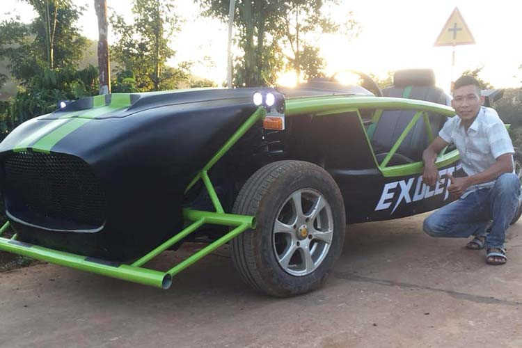 Chiếc xe đua Exomotive Exocet đầu tiên tại Việt Nam là một sản phẩm độ rất độc đáo của bạn trẻ tên Trần Văn Kim, đến từ Đắk Mil, một thị trấn thuộc tỉnh Đắk Nông. Đây không phải là dự án chế xe đầu tiên của chàng trai trẻ vùng Tây Nguyên này. Trước đó, Kim đã có hai sản phẩm xe tự chế rất đáng nể đó chính là từ chiếc Toyota Corolla cũ giá chỉ 25 triệu đồng chế lại theo dáng mẫu siêu xe triệu đô Lamborghini Reventon.