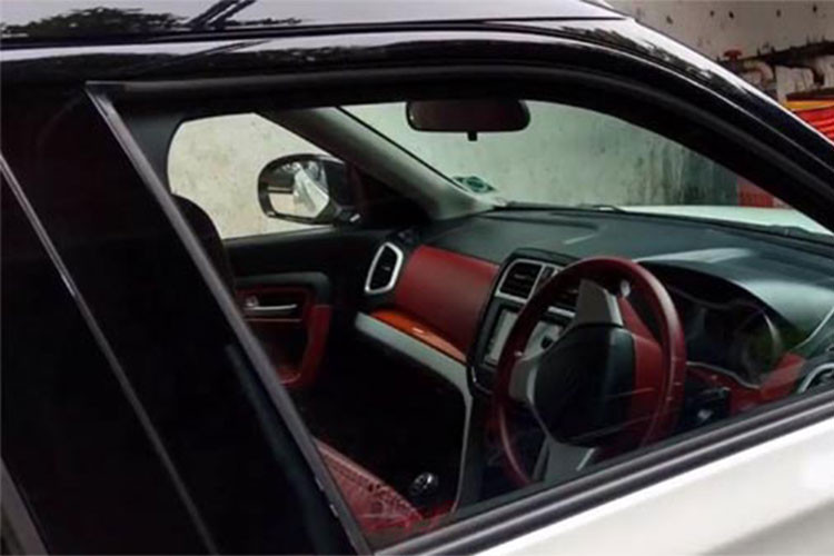 Tuy nhiên, khi bước vào trong nội thất xe thì sự thật được phơi bày khi chiếc "SUV Anh Quốc - Range Rover Evoque nhái" lộ nguyên hình là xe giá rẻ Suzuki Vitara và chỉ được độ lại một phần nội thất với 2 tông màu.