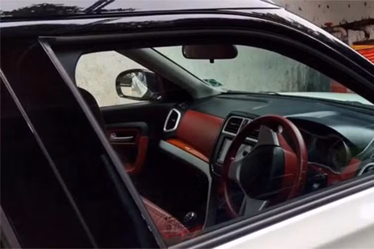 Tuy nhiên, khi bước vào trong nội thất xe thì sự thật được phơi bày khi chiếc "SUV Anh Quốc - Range Rover Evoque nhái" lộ nguyên hình là xe giá rẻ Suzuki Vitara và chỉ được độ lại một phần nội thất với 2 tông màu.