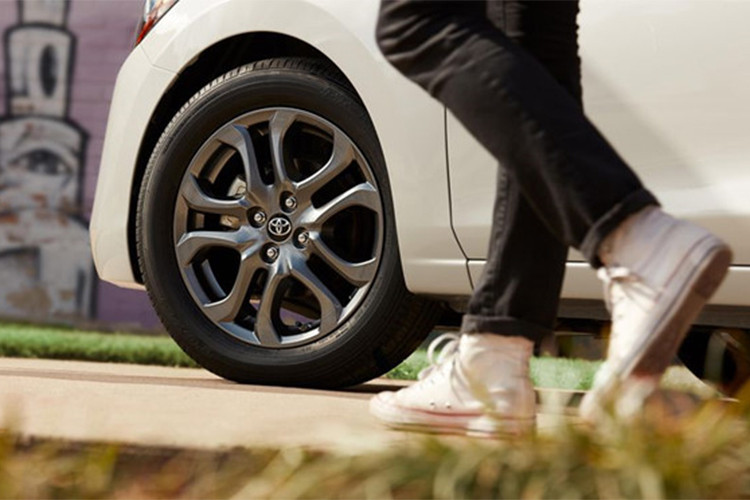 Khác biệt của xe chỉ đến đôi chút từ cụm đèn pha, lưới tản nhiệt và cụm đèn hậu. Xe cũng có 7 lựa chọn về màu sắc cho khách hàng. XLE là phiên bản cao cấp nhất với các trang bị như: ghế giả da, vô-lăng bọc da, đèn pha LED tự động, gạt mưa tự động và đèn ở bậc lên xuống.