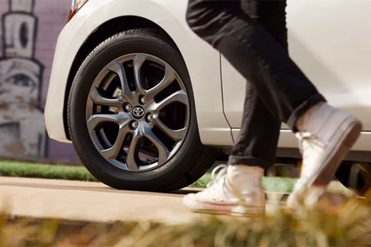 Khác biệt của xe chỉ đến đôi chút từ cụm đèn pha, lưới tản nhiệt và cụm đèn hậu. Xe cũng có 7 lựa chọn về màu sắc cho khách hàng. XLE là phiên bản cao cấp nhất với các trang bị như: ghế giả da, vô-lăng bọc da, đèn pha LED tự động, gạt mưa tự động và đèn ở bậc lên xuống.