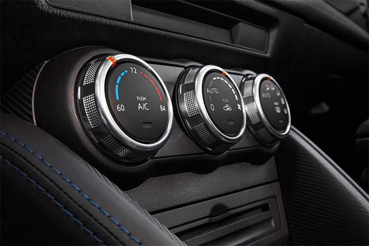 Sự khác biệt dễ nhận thấy nhất bên trong nội thất của Mazda2 và Toyota Yaris sedan chính là phần điều chỉnh nhiệt độ điều hoà được thiết kế với núm vặt cổ điển, không có thông số nhiệt độ.
