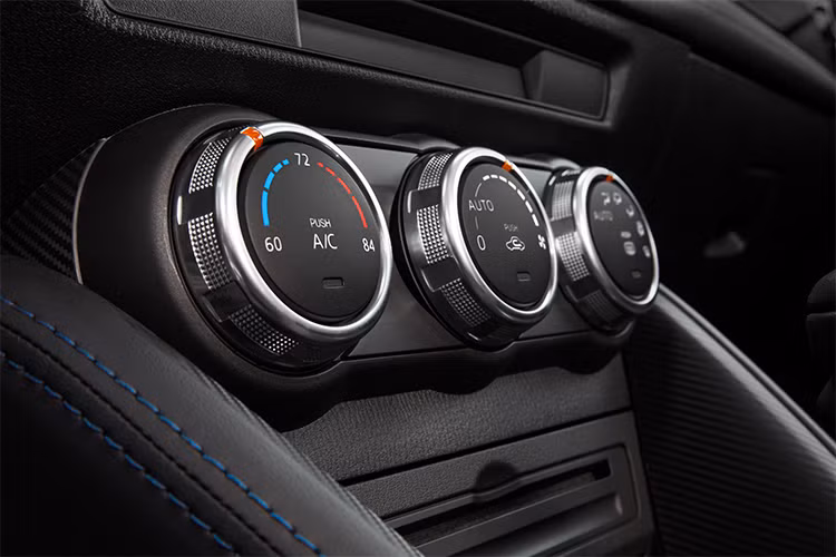 Sự khác biệt dễ nhận thấy nhất bên trong nội thất của Mazda2 và Toyota Yaris sedan chính là phần điều chỉnh nhiệt độ điều hoà được thiết kế với núm vặt cổ điển, không có thông số nhiệt độ.