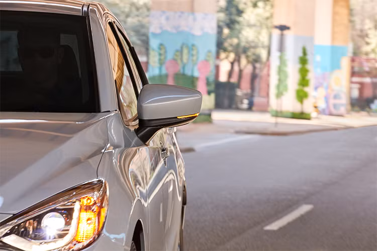 Bề ngoài xe khá bắt mắt, phía trước không thay đổi nhiều. Bộ lưới tản nhiệt lớn dạng tổ ong với các nẹp mạ crom, cùng cụm đèn pha trẻ trung. Do có cùng bộ khung với Mazda 2 nên các đường gờ nổi bên hông xe cũng được thiết kế khá giống, cụm đèn hậu phía sau cũng như vậy.