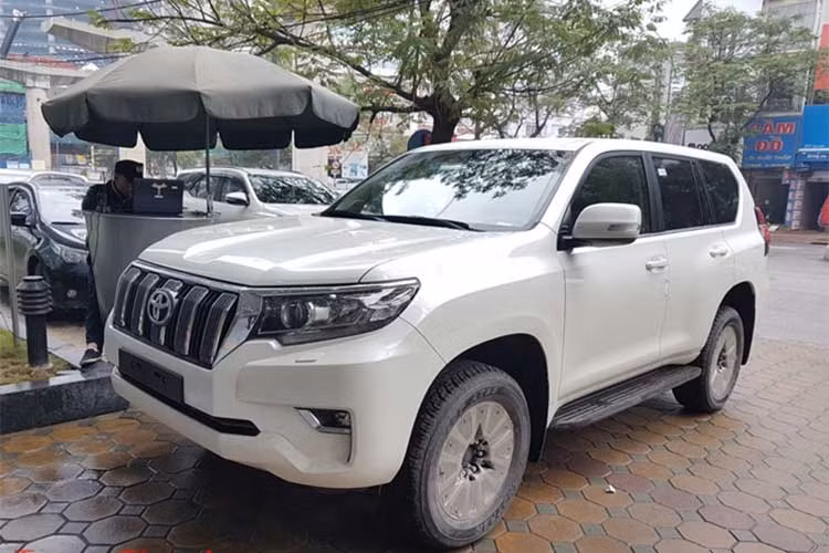 Một showroom tư nhân tại Hà Nội đang rao bán lại 2 chiếc xe Toyota Land Cruiser Prado 2017 mới 100% với giá bằng với chính hãng xe Nhật Bản đang niêm yết và bán ra tại Việt Nam dịp vào cuối năm 2017 vừa qua. Theo một số nguồn tin thì đại lý này đã "ém hàng" để dành cho các khách hàng của mình dịp cuối năm Tết âm lịch.