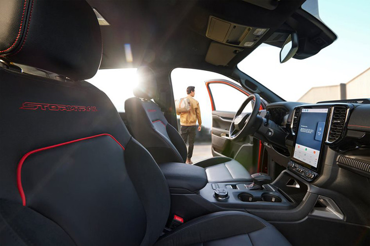 Bên cạnh màn hình giải trí 12 inch quen thuộc, một số tính năng cao cấp mới được trang bị trên xe là cụm cần số điện tử, đồng hồ tốc độ kỹ thuật số 12,4 inch, ghế hành khách phía trước chỉnh điện 8 hướng.