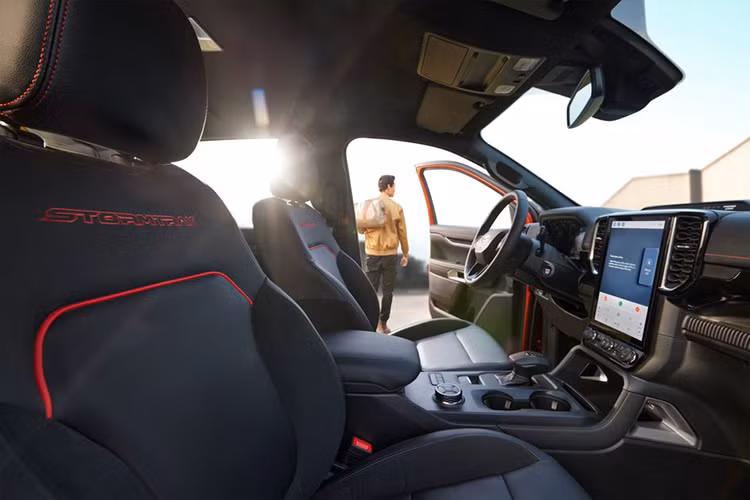 Bên cạnh màn hình giải trí 12 inch quen thuộc, một số tính năng cao cấp mới được trang bị trên xe là cụm cần số điện tử, đồng hồ tốc độ kỹ thuật số 12,4 inch, ghế hành khách phía trước chỉnh điện 8 hướng.