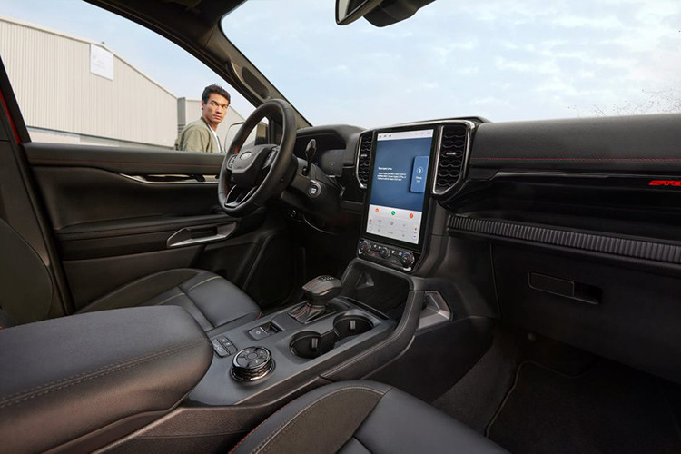 Trong khoang nội thất, Ford Ranger Stormtrak được bọc da với phối màu đen đỏ cao cấp, dòng chữ Stormtrak được thêu trên lưng ghế cùng đường chỉ may trang trí màu đỏ trên các vị trí bọc da, kết hợp cùng ốp mạ Chrome tăng sự sang trọng.