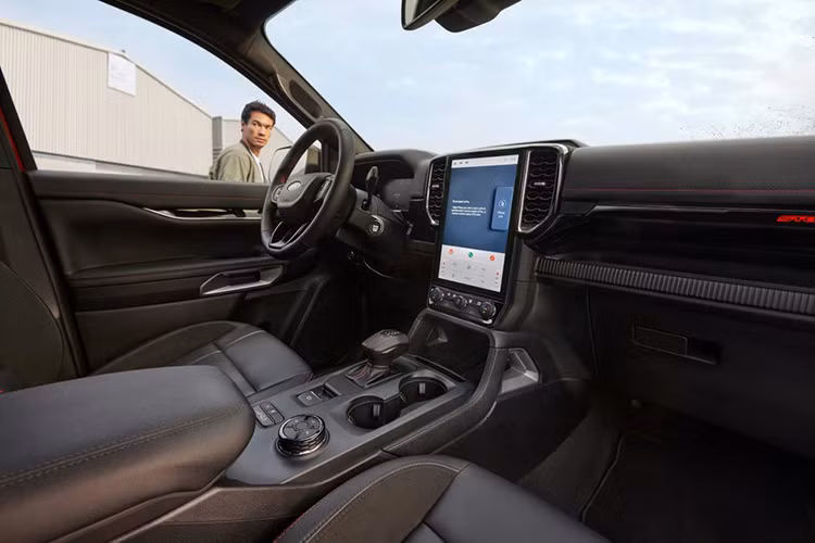 Trong khoang nội thất, Ford Ranger Stormtrak được bọc da với phối màu đen đỏ cao cấp, dòng chữ Stormtrak được thêu trên lưng ghế cùng đường chỉ may trang trí màu đỏ trên các vị trí bọc da, kết hợp cùng ốp mạ Chrome tăng sự sang trọng.